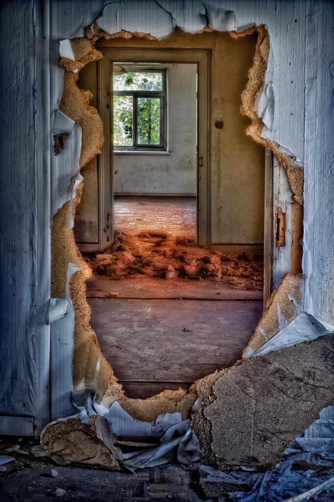 abandoned house ruins hole decay 540830